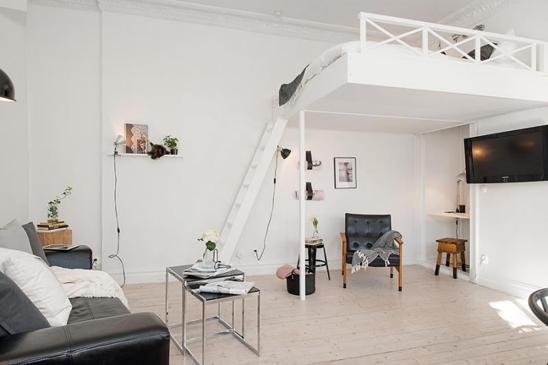 Кровать можно поставить на верхний ярус и в компактной комнате найдется место для всего необходимого 