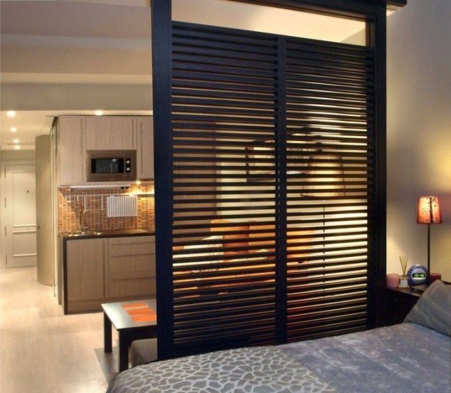 Декоративная перегородка делит студию пополам