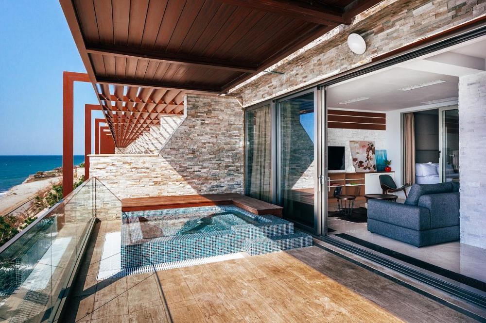 По поводу земельного участка под отелем 