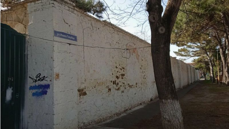 Забор вокруг бывшего винзавода Лапитак в Анапе