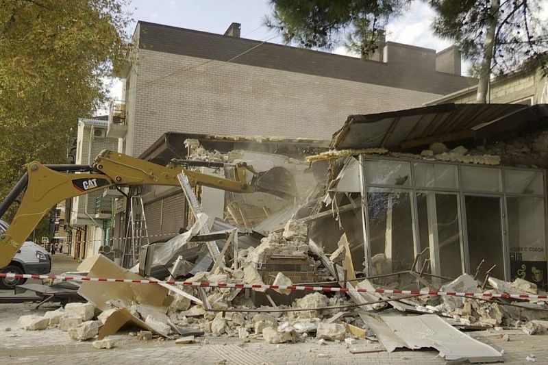 В центре Анапы идёт снос самостроев