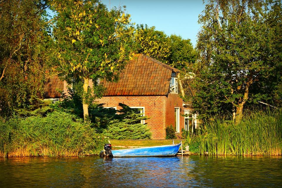 Дом рядом с водой можно легально построить и оформить в собственность